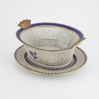 A basket weave export porcelain bowl with stand, China, Jiaqing (1796-1820).