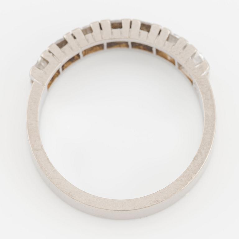 Ring 18K vitguld med runda briljantslipade diamanter.