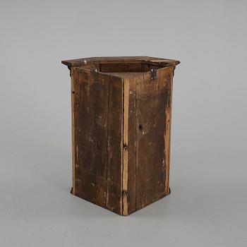 HÖRNVÄGGSKÅP, allmoge, barock, 1700-tal.