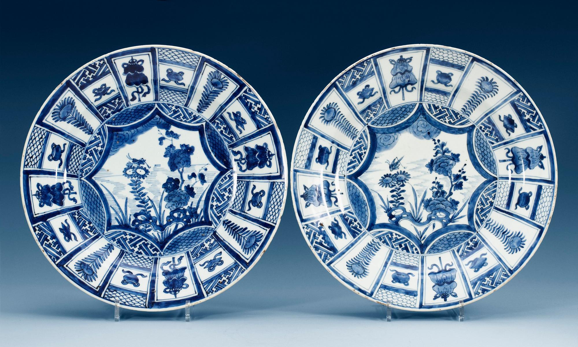 A pair of blue and white chargers, Qing dynasty, Kangxi (1662-1722). (2).