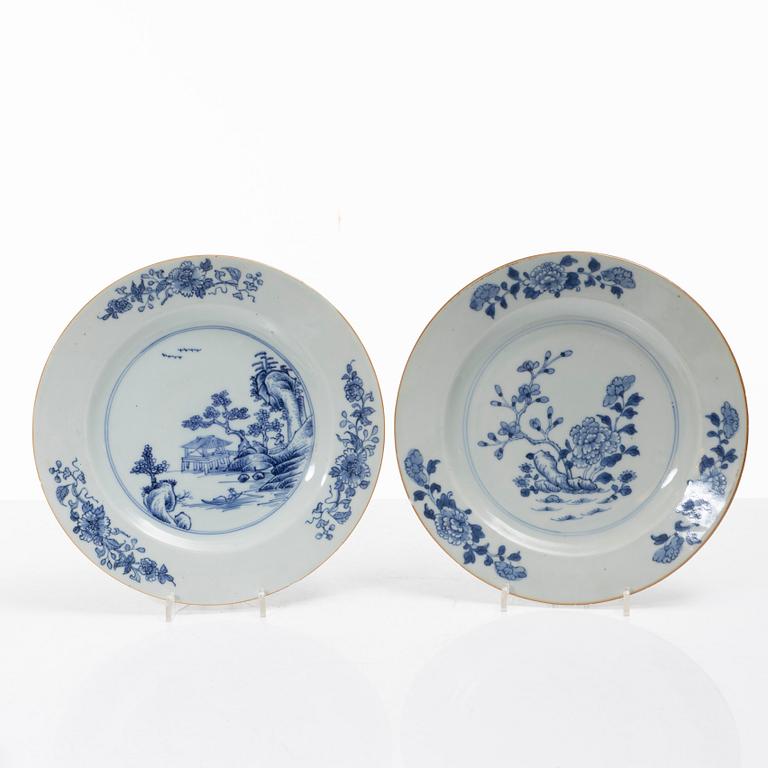 Tallrikar, åtta stycken, bl.a. Kanton, porslin. Qingdynastin, 17/1800-tal.