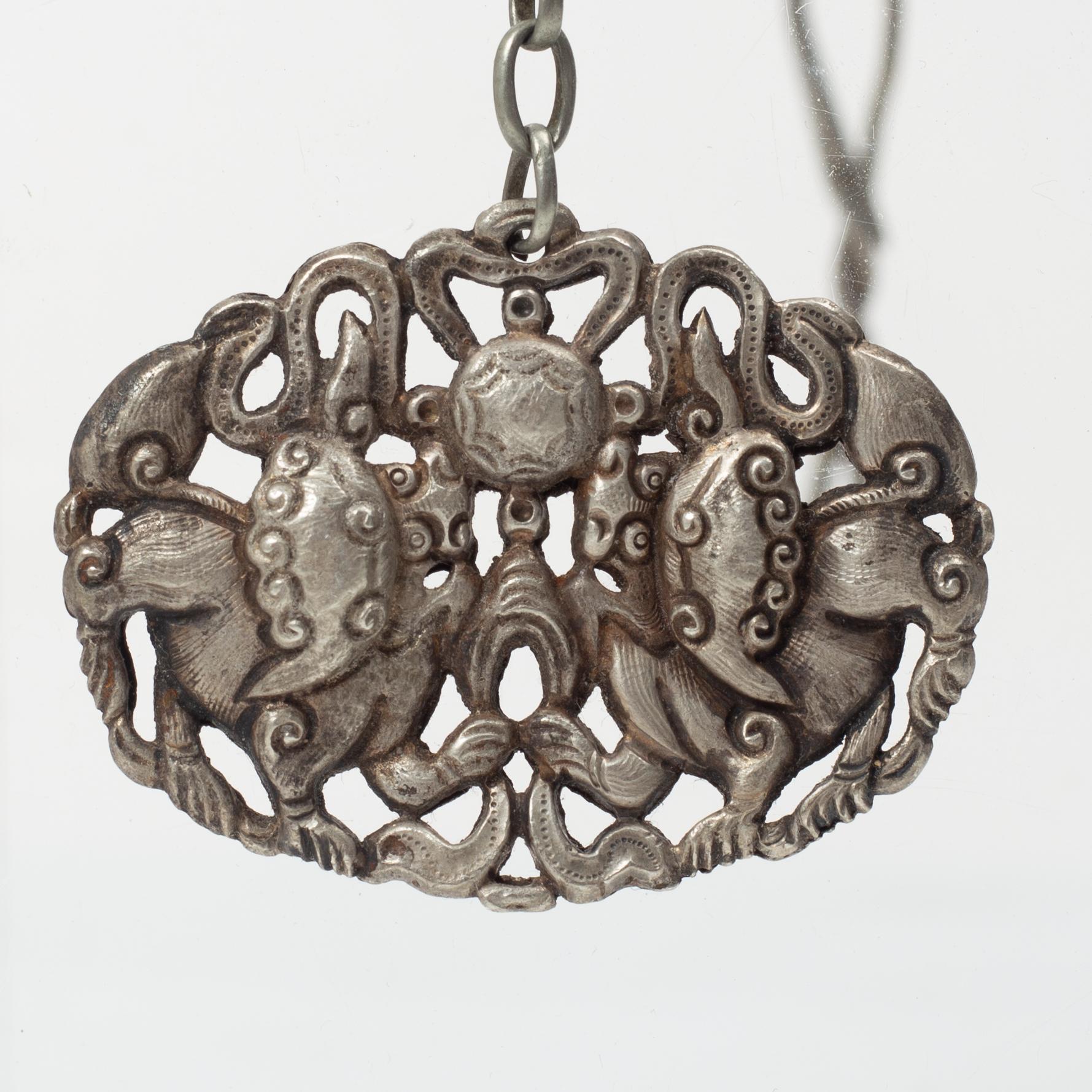 Amuletter, fyra stycken, vitmetall samt fyra hårsmycken delvis i silver, Kina, 1900-tal.