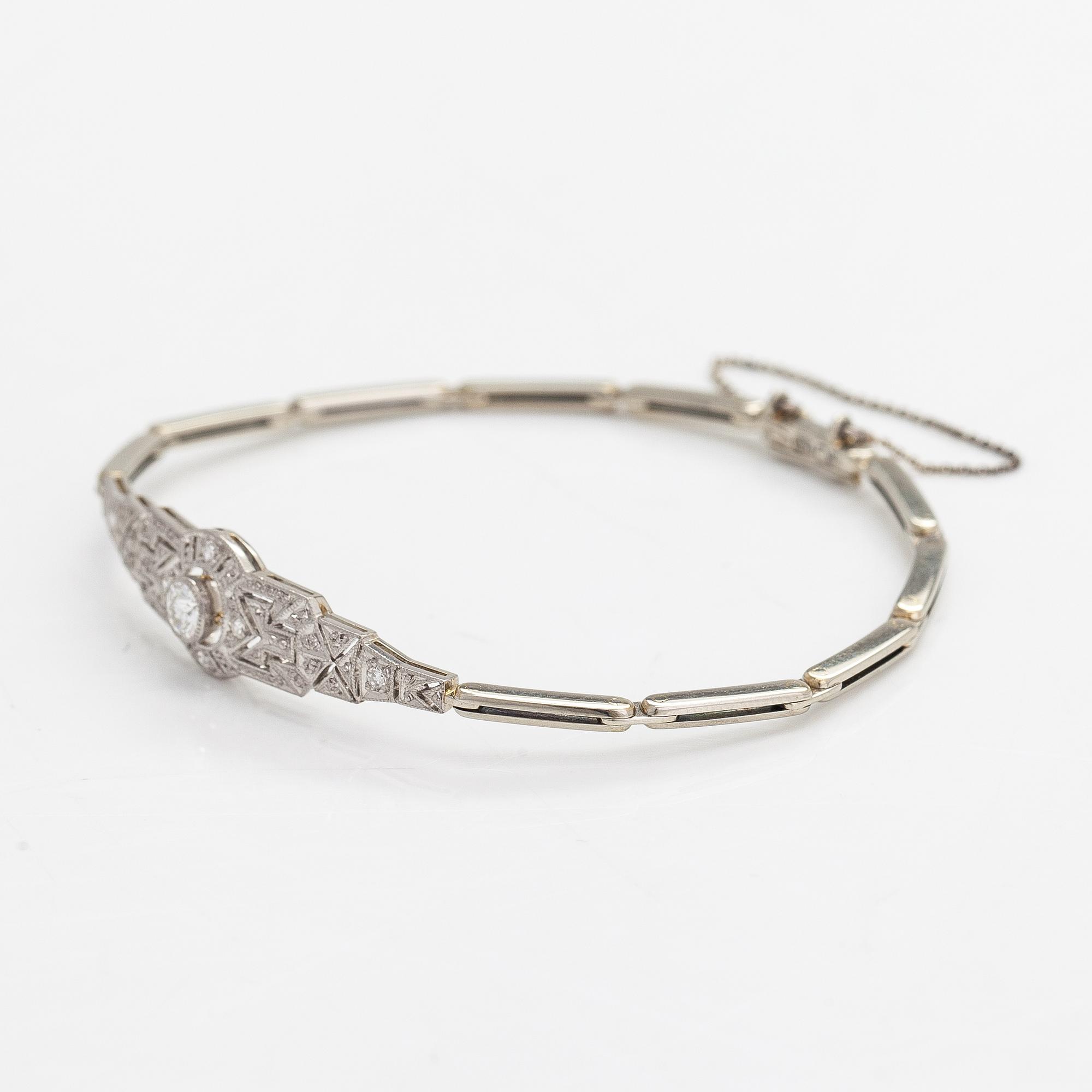 An 18K white gold bracelet with diamonds ca. 0.20 ct in total. A.R.Weckman, Helsinki 1939.