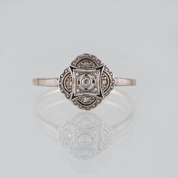 RING, 18K guld med en äldre briljantslipad och 4 rosenslipade diamanter, importstämplad. Vikt 2,0 gram.