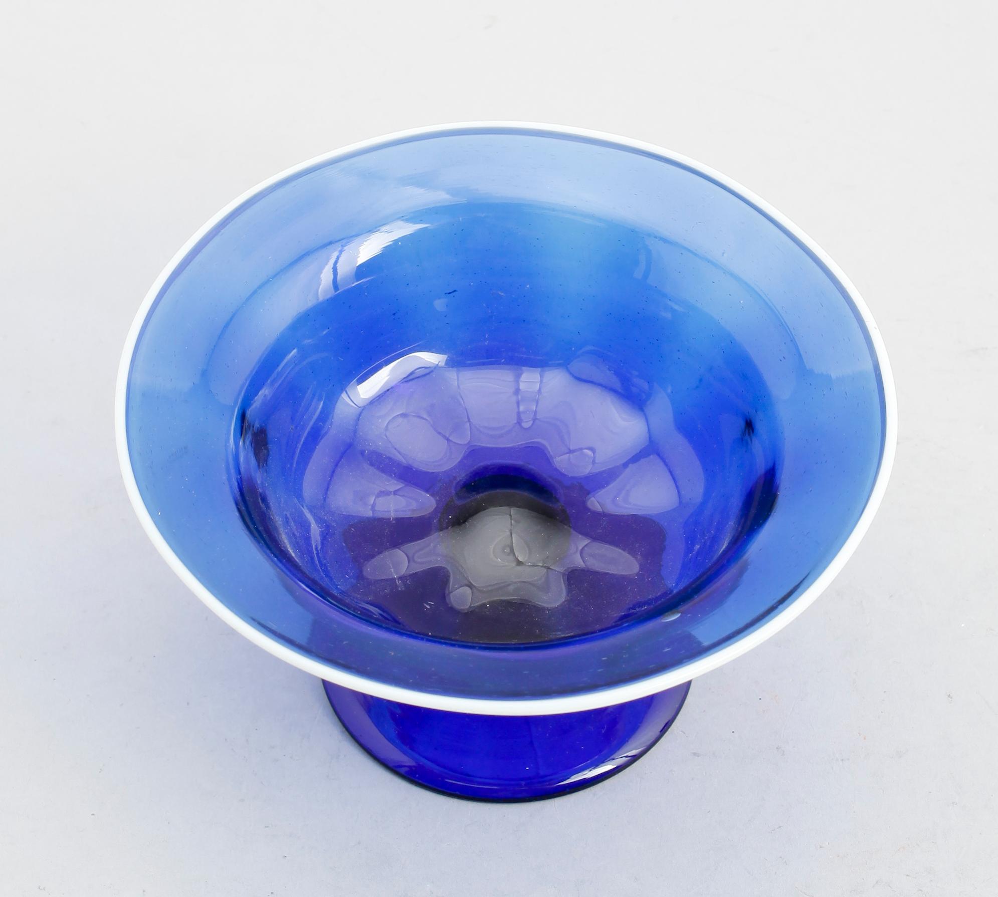 SKÅL PÅ FOT, blått glas, Göteborgs Glasbruk, 1800-tal.