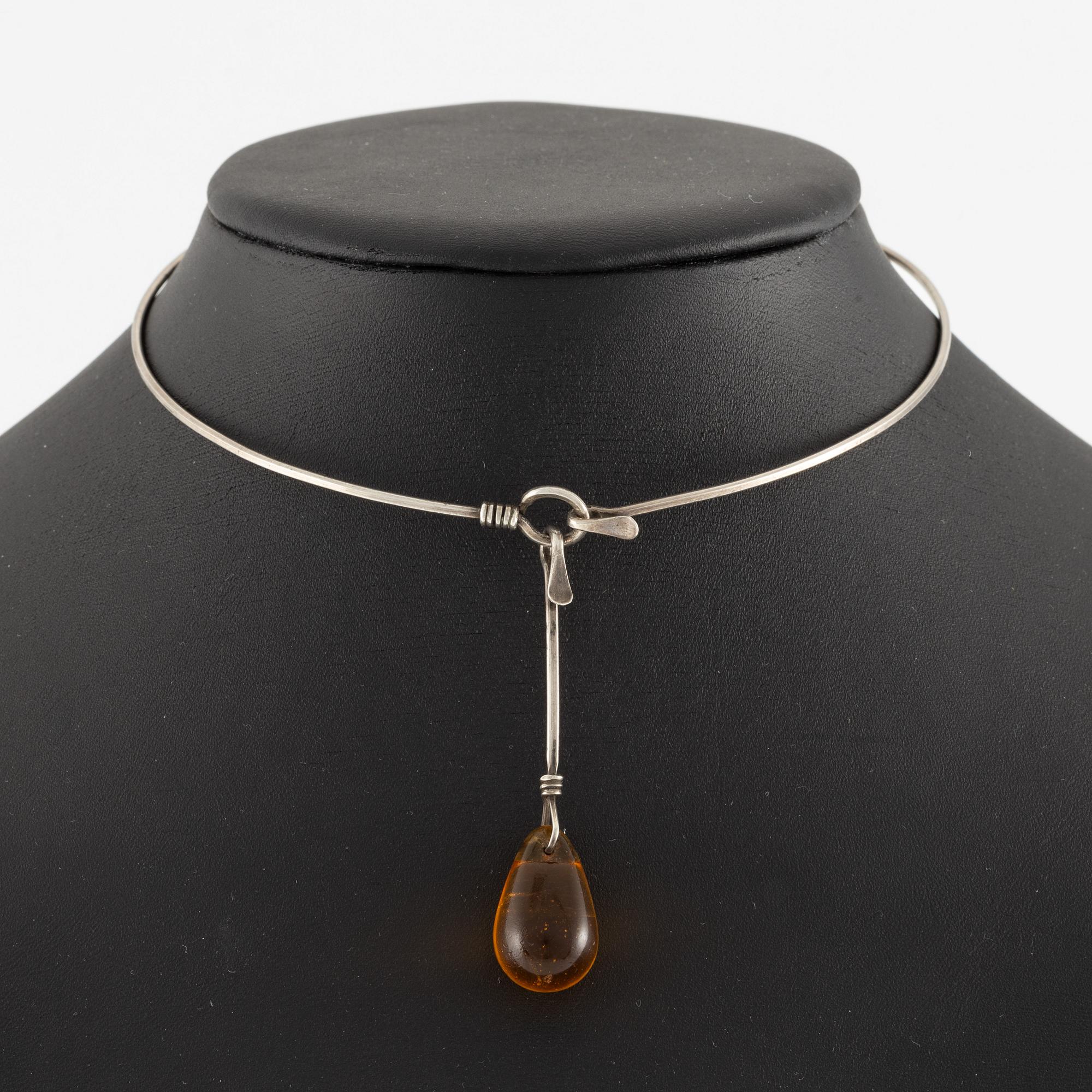 Vivianna Torun Bülow-Hübe, collier och örhängen, silver med bärnstensfärgade glasdroppar.