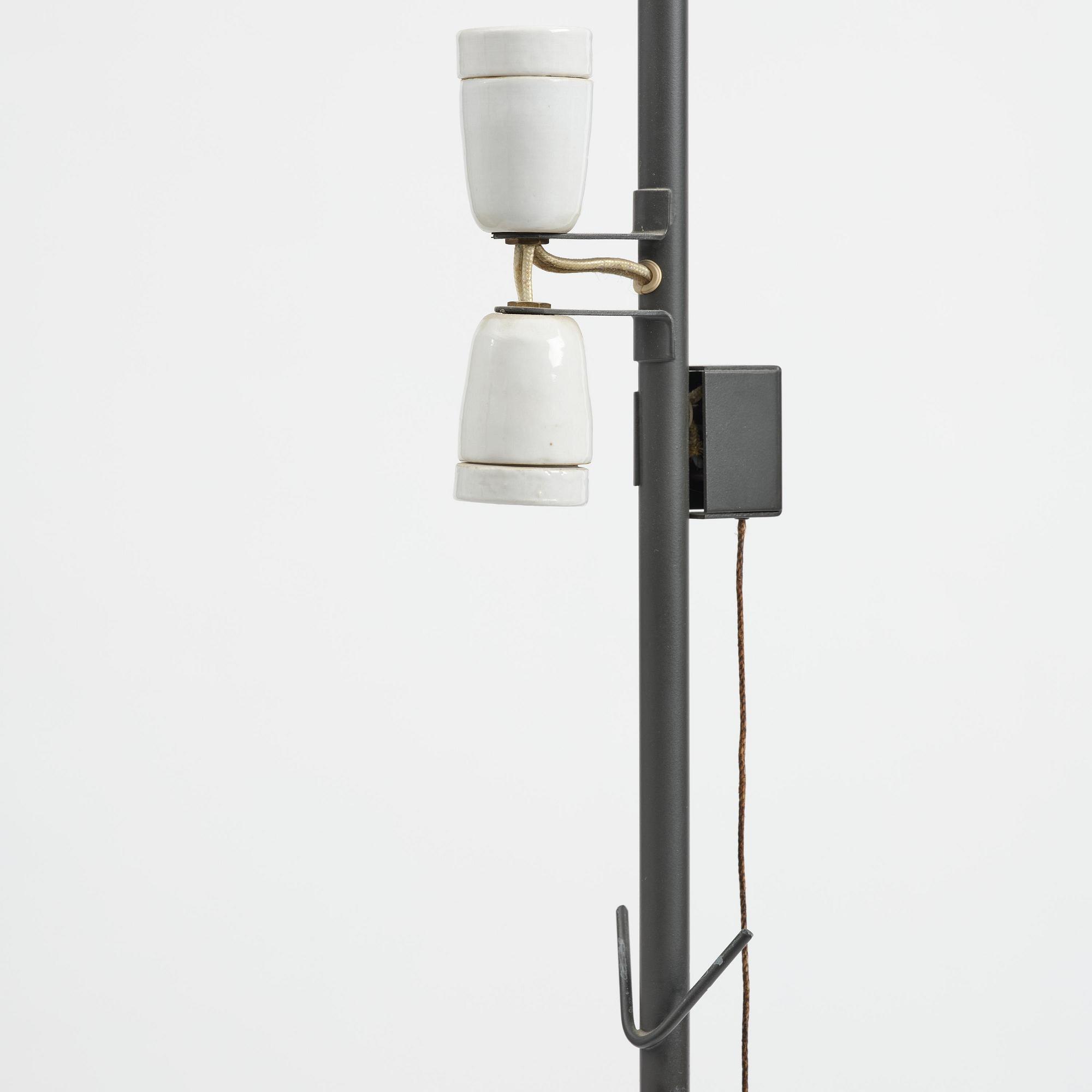 Arne Jacobsen, golvlampor, ett par, "AJ Royal", Louis Poulsen, Danmark, 1960-tal.