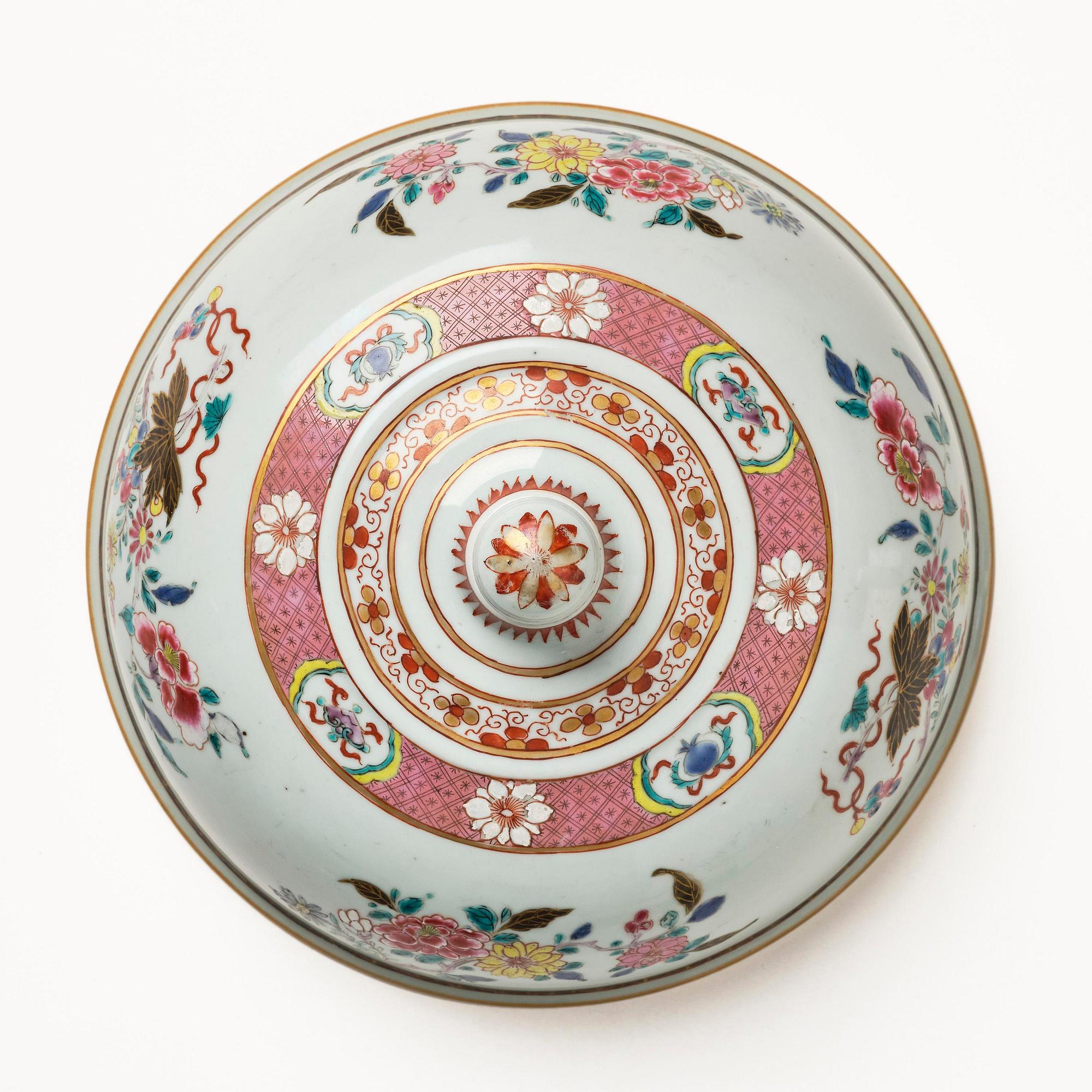 A famille rose cover, Qing dynasty, 18th century.