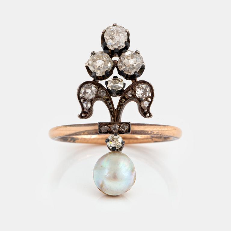 A 14K gold and silver ring set with a pearl ca 6.5 mm and old- and rose-cut diamonds.