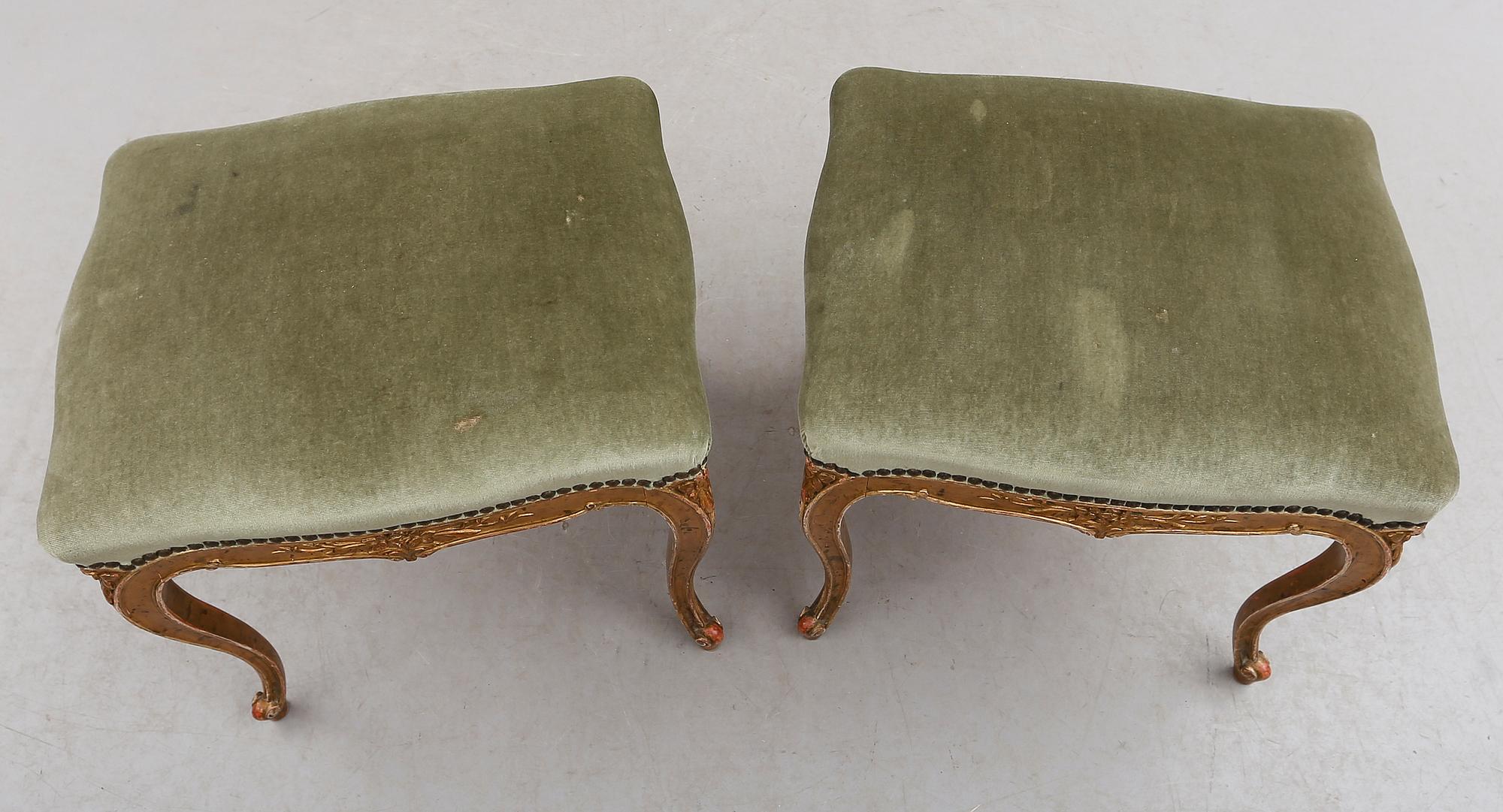 TABURETTER, 1 par, rokokostil, omkring år 1900.