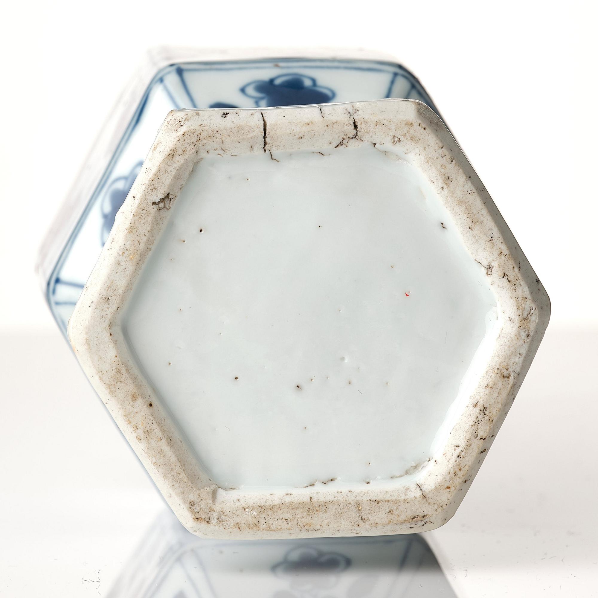A blue and white vase, Qing dynasty, Kangxi (1662-1722).
