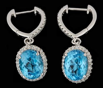 ÖRHÄNGEN, 14k vitguld med blå topaser tot ca5,73ct och diamanter tot ca0,45ct. Vikt ca4g.