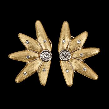 215. EARRINGS, gold with brilliant cut diamonds, 0.54 cts.