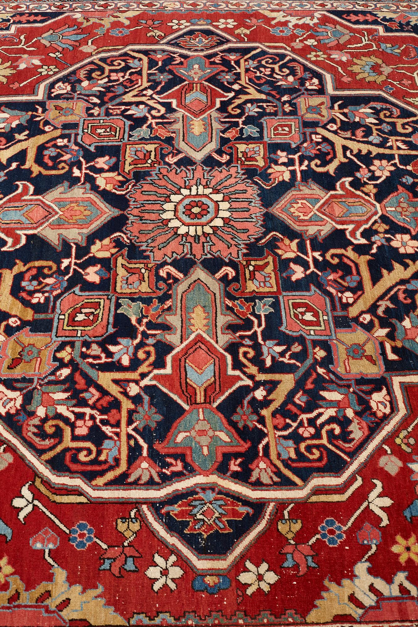 Matto, an antique Heriz, ca 564,5 x 587,5 x 376,5-380 cm.
