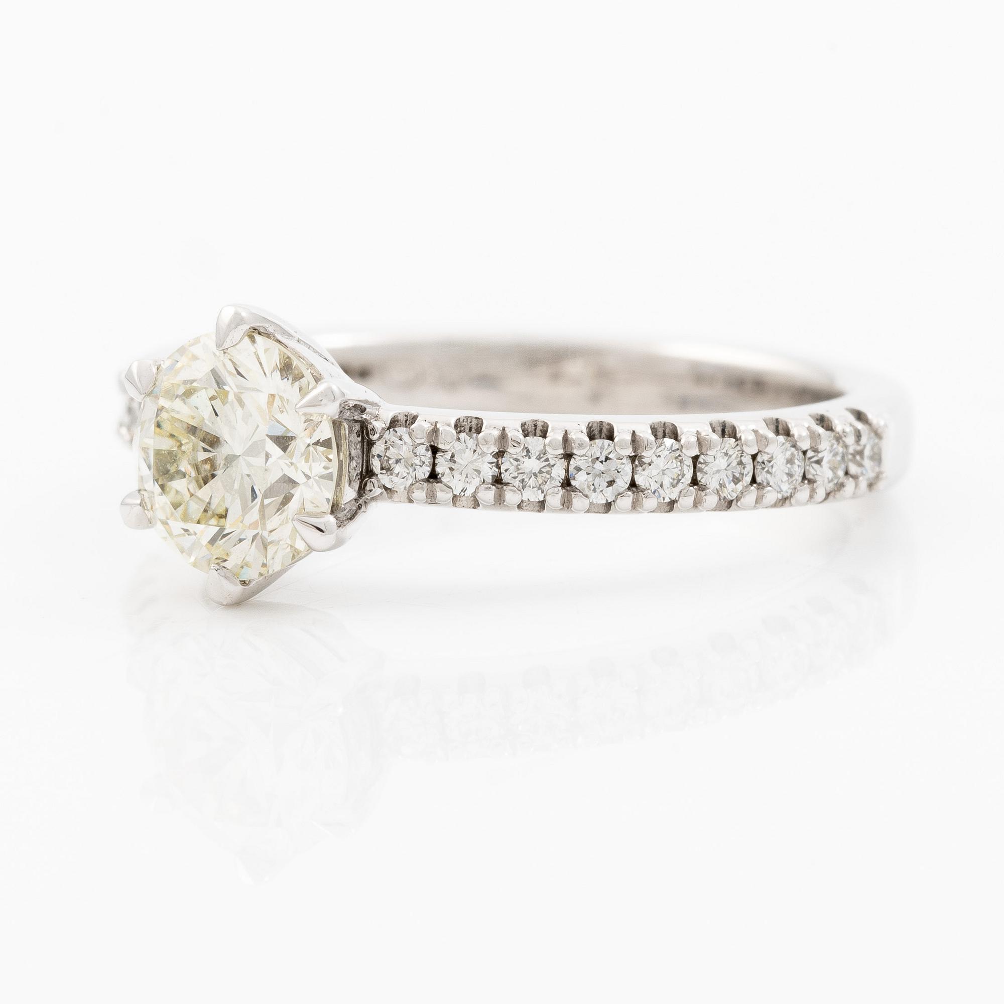 Ring 14K white gold set with brilliant-cut diamonds, accompanied by IGI report.