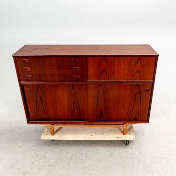 A mid 1900s sideboard.