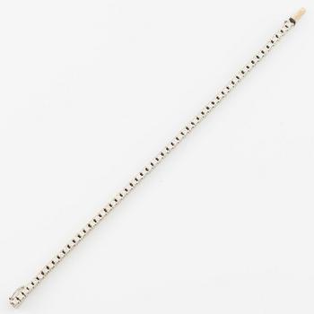 Tennis bracelet 18K white gold with round brilliant-cut diamonds.