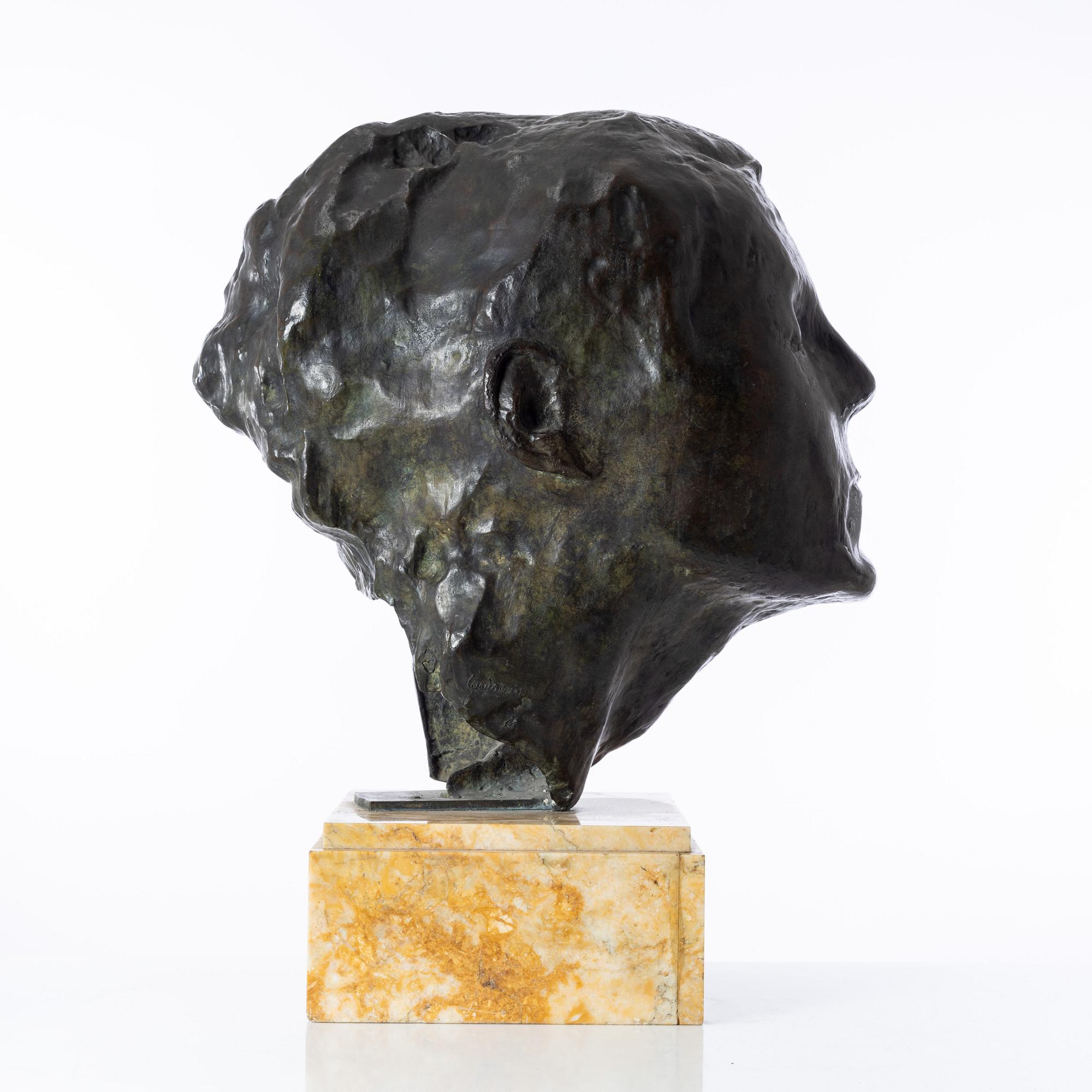 Gudmar Olovson, skulptur. Signerad. Numrerad. Gjutarstämpel. Brons, total höjd 72 cm, längd 55 cm.