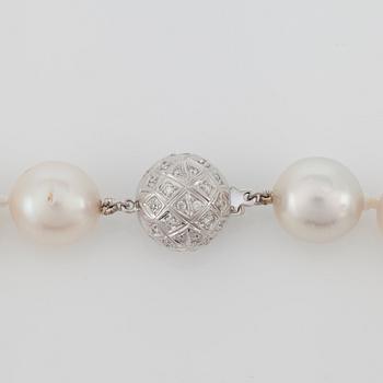 A cultured South Sea pearl necklace. Ø 12 - 15 mm.