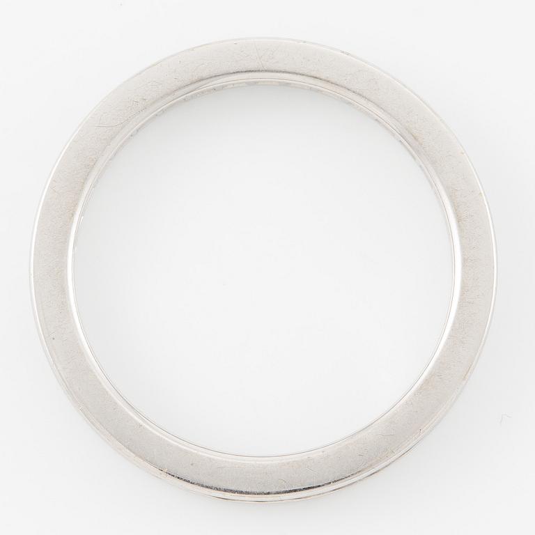 Ring, full eternity band, 18K white gold set with princess-cut diamonds.