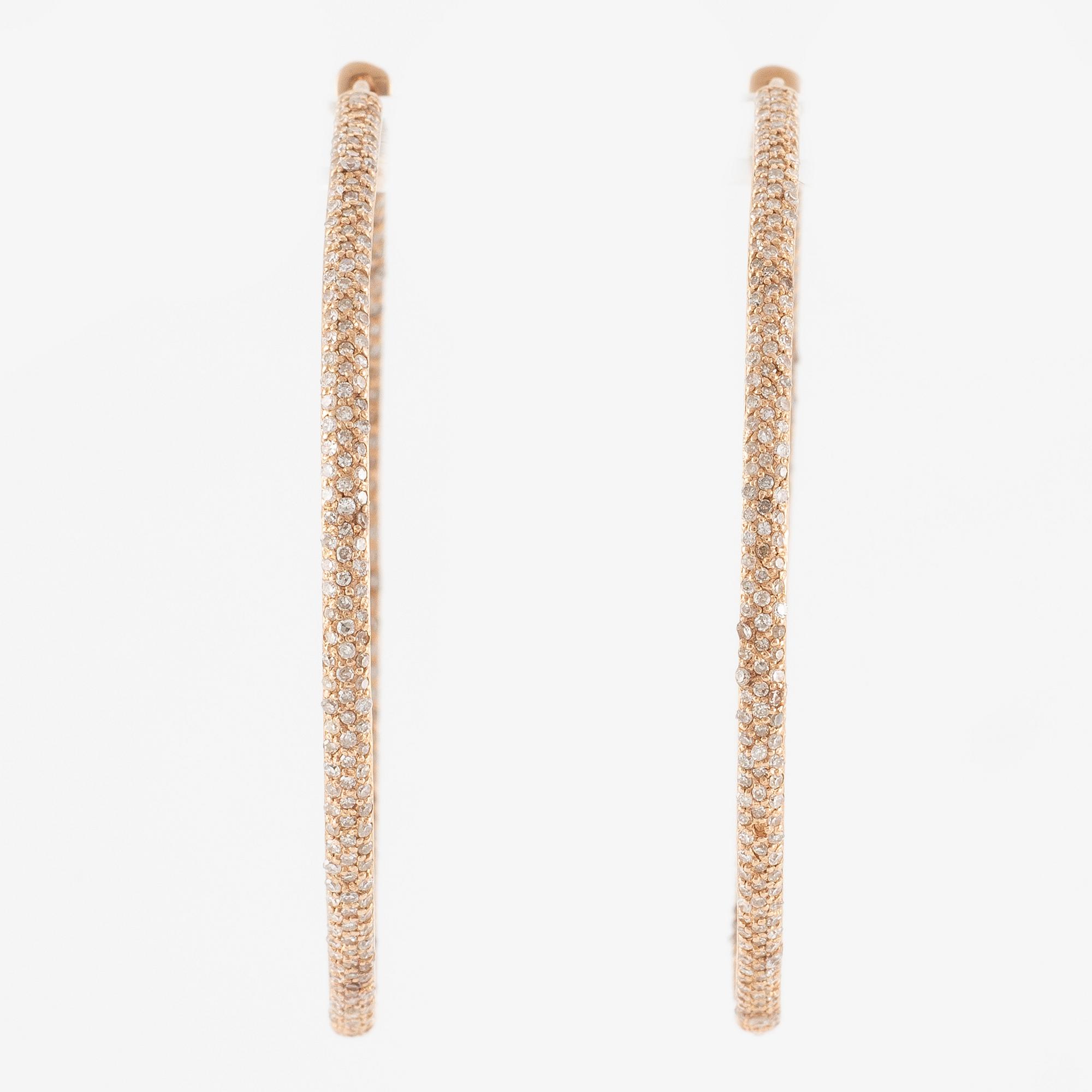 Ett par örhängen 18K roséguld med runda briljantslipade diamanter.