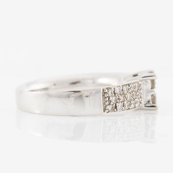 Ring and a pair of earrings, 18K white gold with princess-cut and brilliant-cut diamonds.