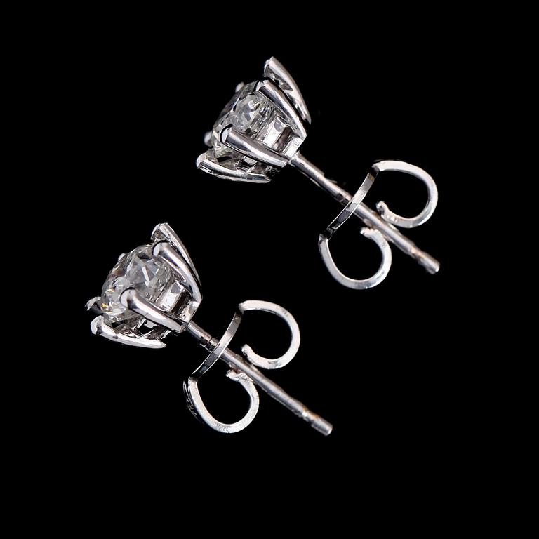 ÖRHÄNGEN, 1 par, 18K vitguld, solitära briljantslipade diamanter tot ca 1.10 ct.