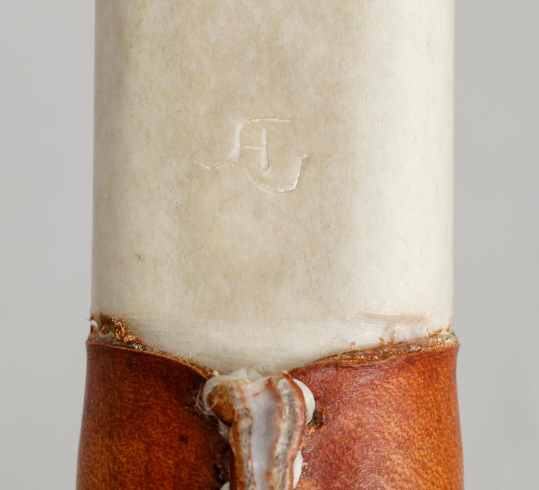 SAMEKNIVAR, 2 st, ben och läder, monogramsignerade.
