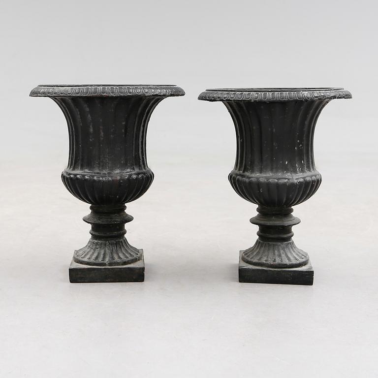 TRÄDGÅRDSURNOR, 1 par, gjutjärn, 1900-talets första hälft.