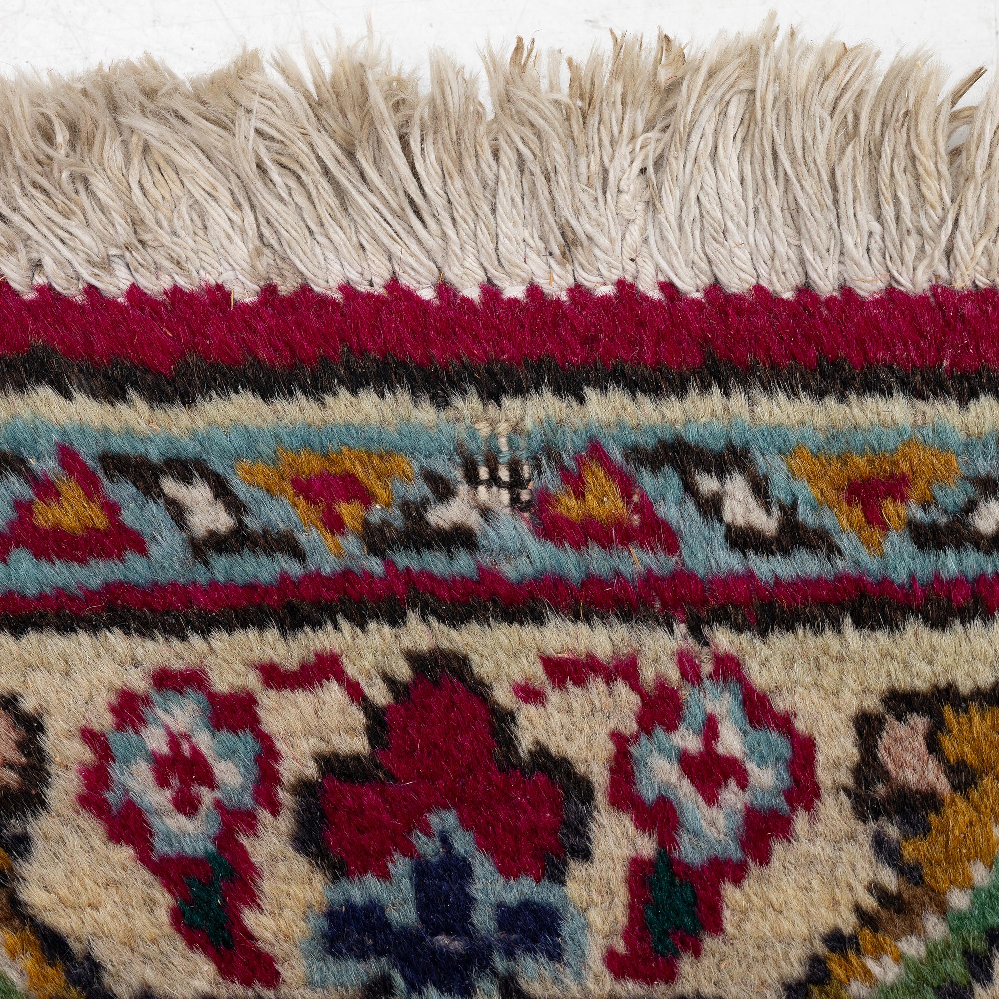 Carpet, Tabriz. Approx. 392 x 295 cm.
