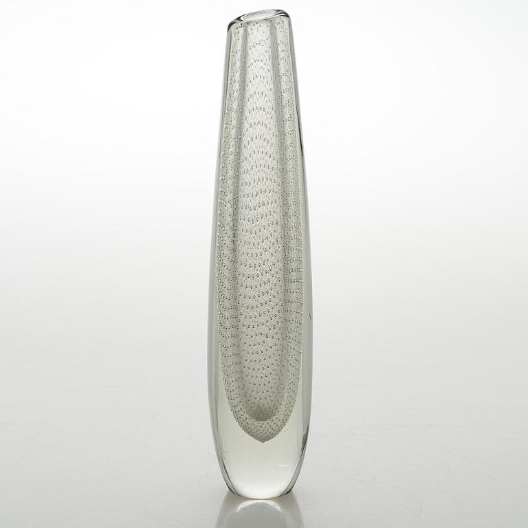 GUNNEL NYMAN, A glass vase signed G. Nyman Nuutajärvi Notsjö. Mid 20th century.
