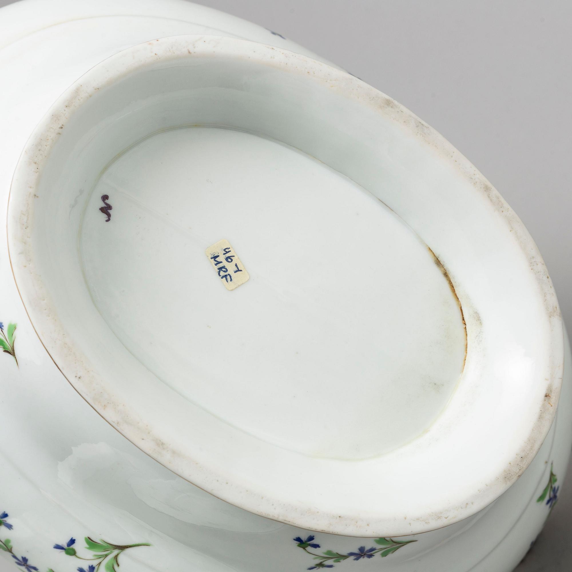 TERRIN med LOCK och FAT, porslin. Norra Europa, 1800-tal samt tidigt 1900-tal.