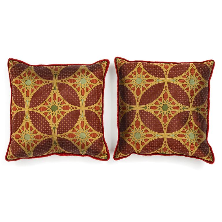 Kuddar, ett par, mönstrad vinröd textil från Silk Gallery.
