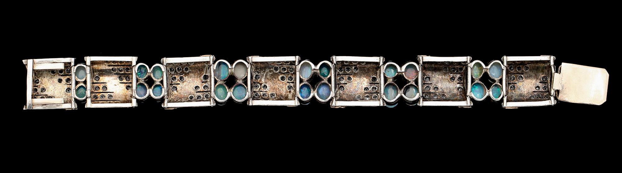 ARMBAND, 9K guld, silver, opaler och vita stenar, 1900-talets mitt. Total vikt ca 42 g.