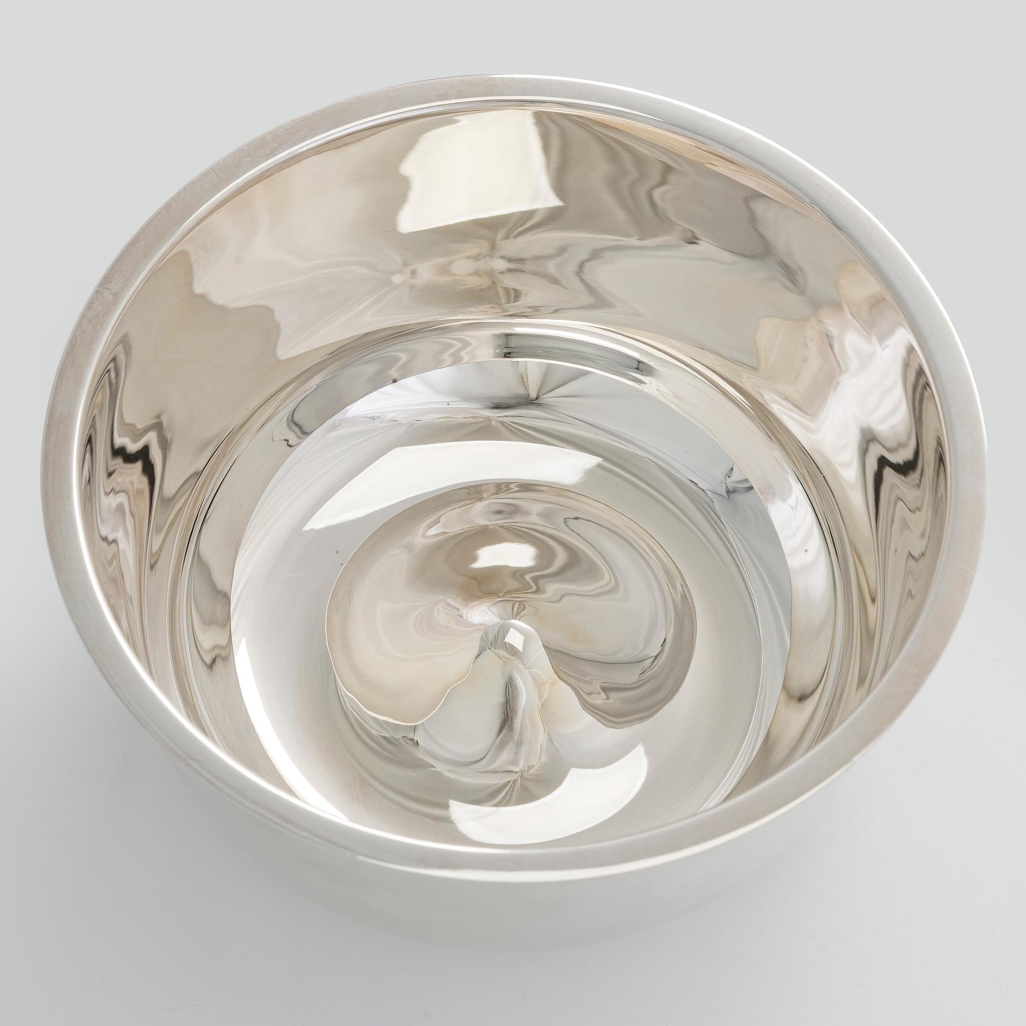 A silver punch bowl with ladle and six beakers, Auran Kultaseppä, Turku 1975-76. In original wooden box.