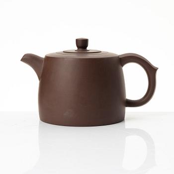 Zhou Guizhen, A yixing teapot, 1980s.