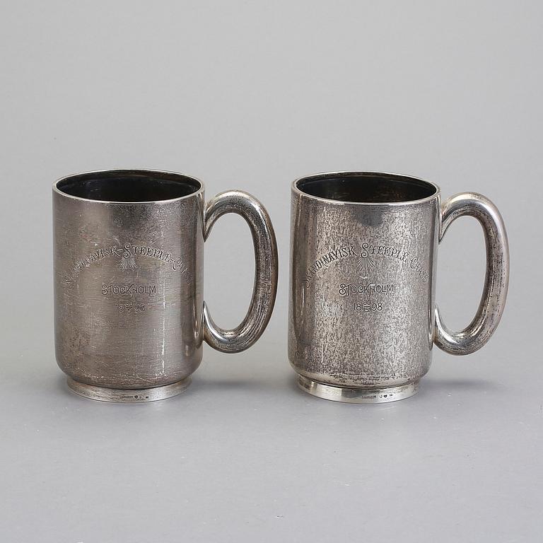 MUGGAR, ett par, silver, CG Hallberg, Stockholm 1897. Tot ca 956 gram.