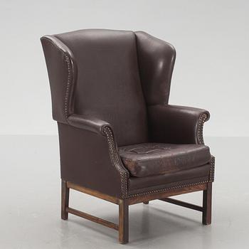 ÖRONLAPPSFÅTÖLJ, skinn. 1900-talets andra hälft.