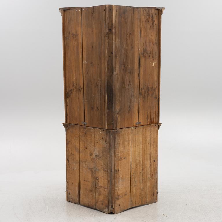 Corner cabinet, 18th/19th century.
