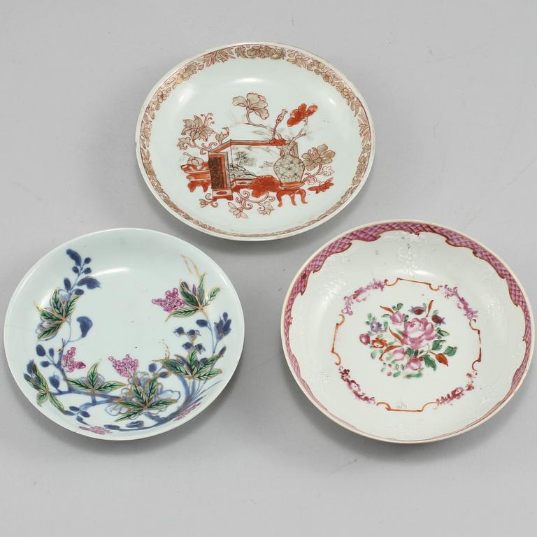 KOPPAR, 6 st samt UNDERFAT, 3 st, porslin Kina, 1700-tal.