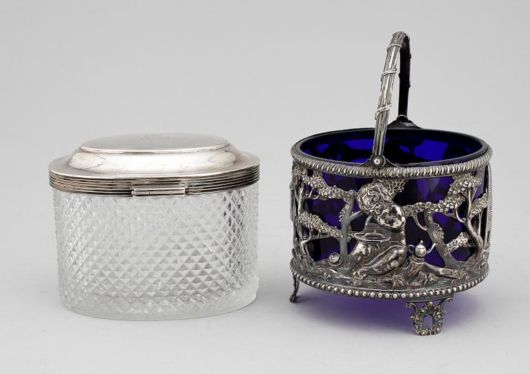 SOCKERSKÅLAR, 2 st, silver samt glas, bla London, England, 1777-79.