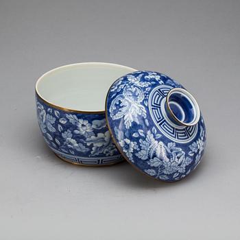 SKÅL MED LOCK, porslin. Kina, 1900-tal.