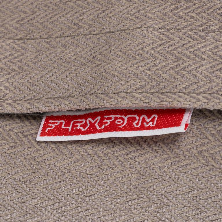 A pair of lounge chairs, 'Nonnamaria', Flexform.