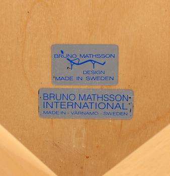 BORD, etikettsmärkt Bruno Mathsson International.
