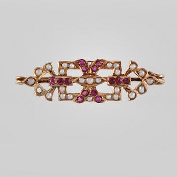 BROSCH, 8K guld med fasettslipade rubiner samt odlade pärlor. Vikt 2,7 gram.