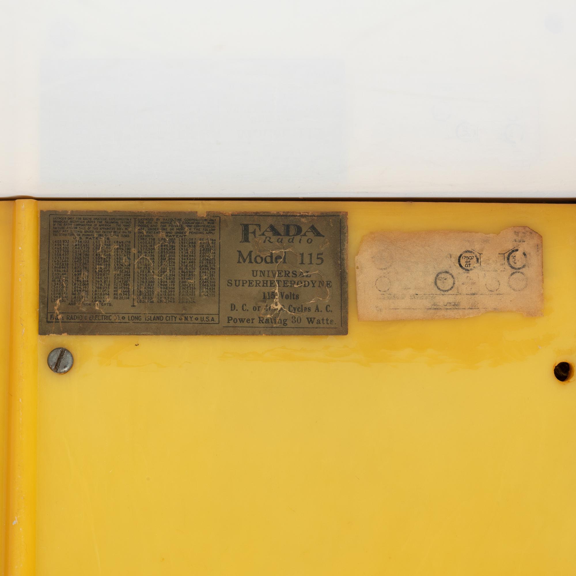 A Fada Streamliner "Bullet" radio model 1000, ca 1945.