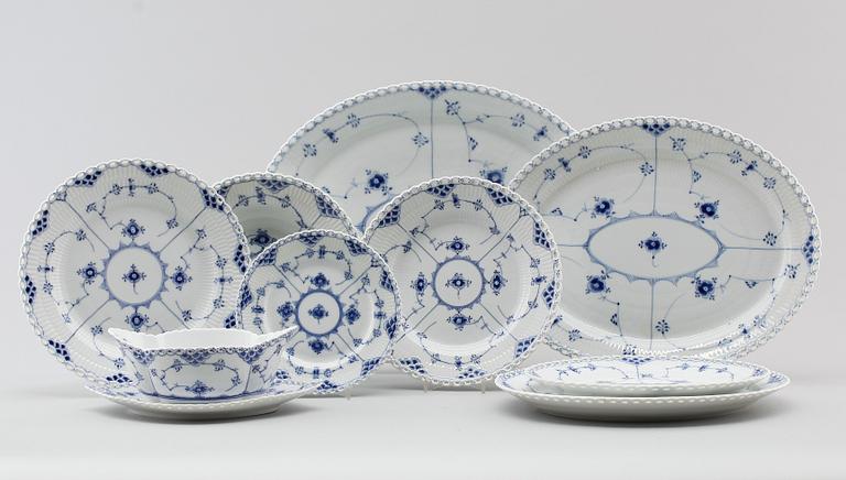 MATSERVIS, 57 delar, porslin, "Musselmalet", Royal Copenhagen.