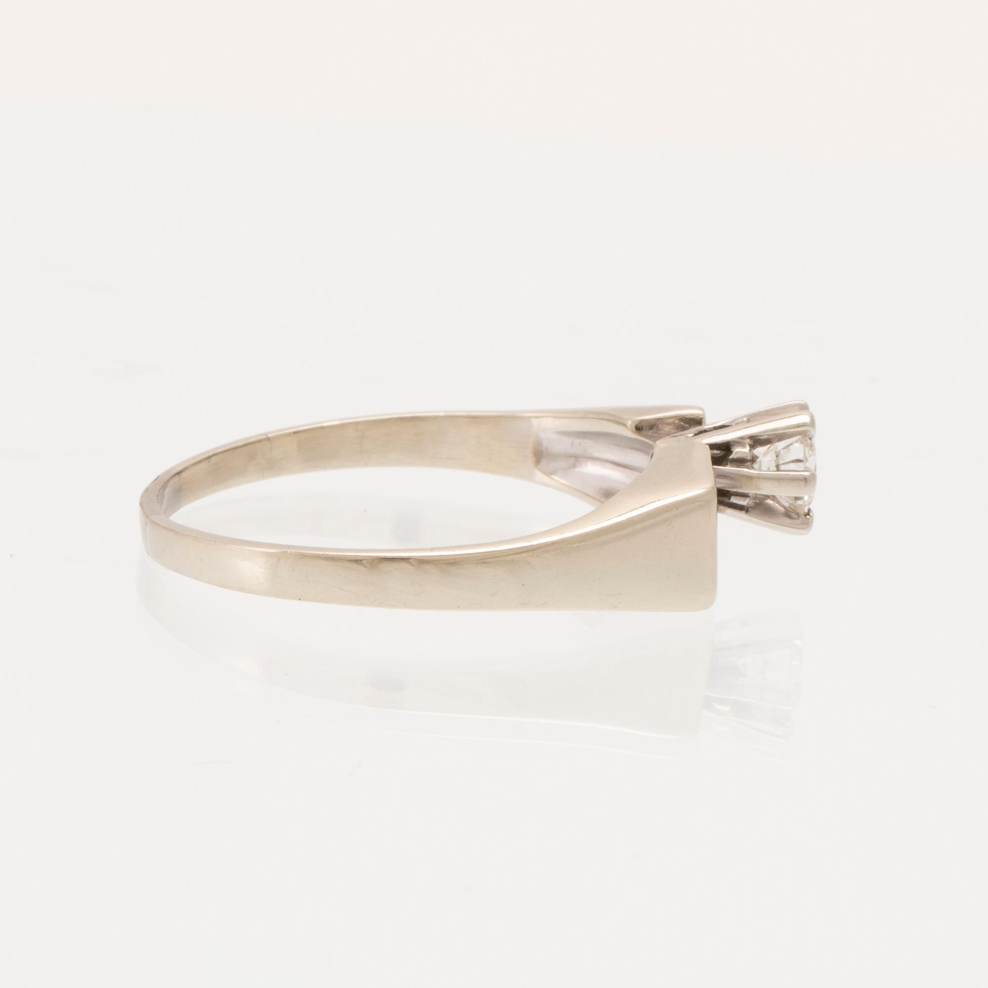 Ring solitär 18K vitguld med en rund briljantslipad diamant.