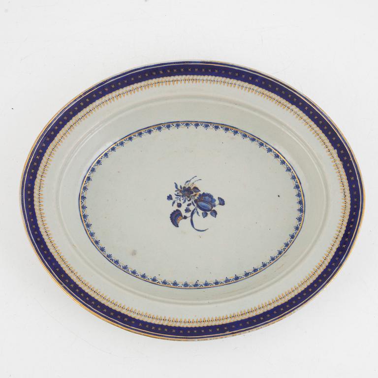 An export porcelain fish serving dish, China, Jiaqing (1796-1820).