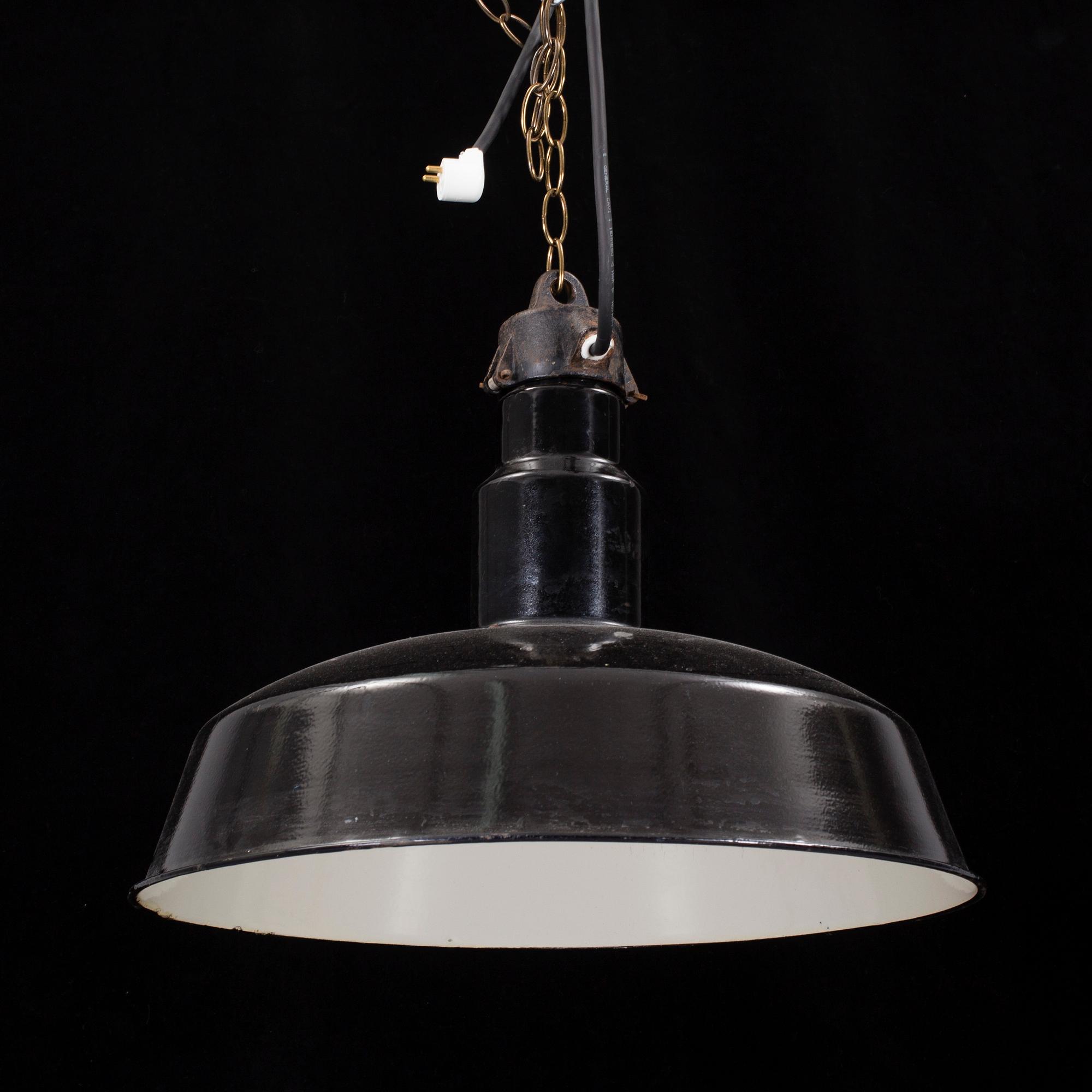 A mid 1900s ceiling lamp.